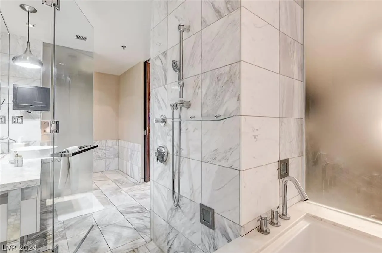 Luxurious Studio Balcony Access 26319 Las Vegas Apartment